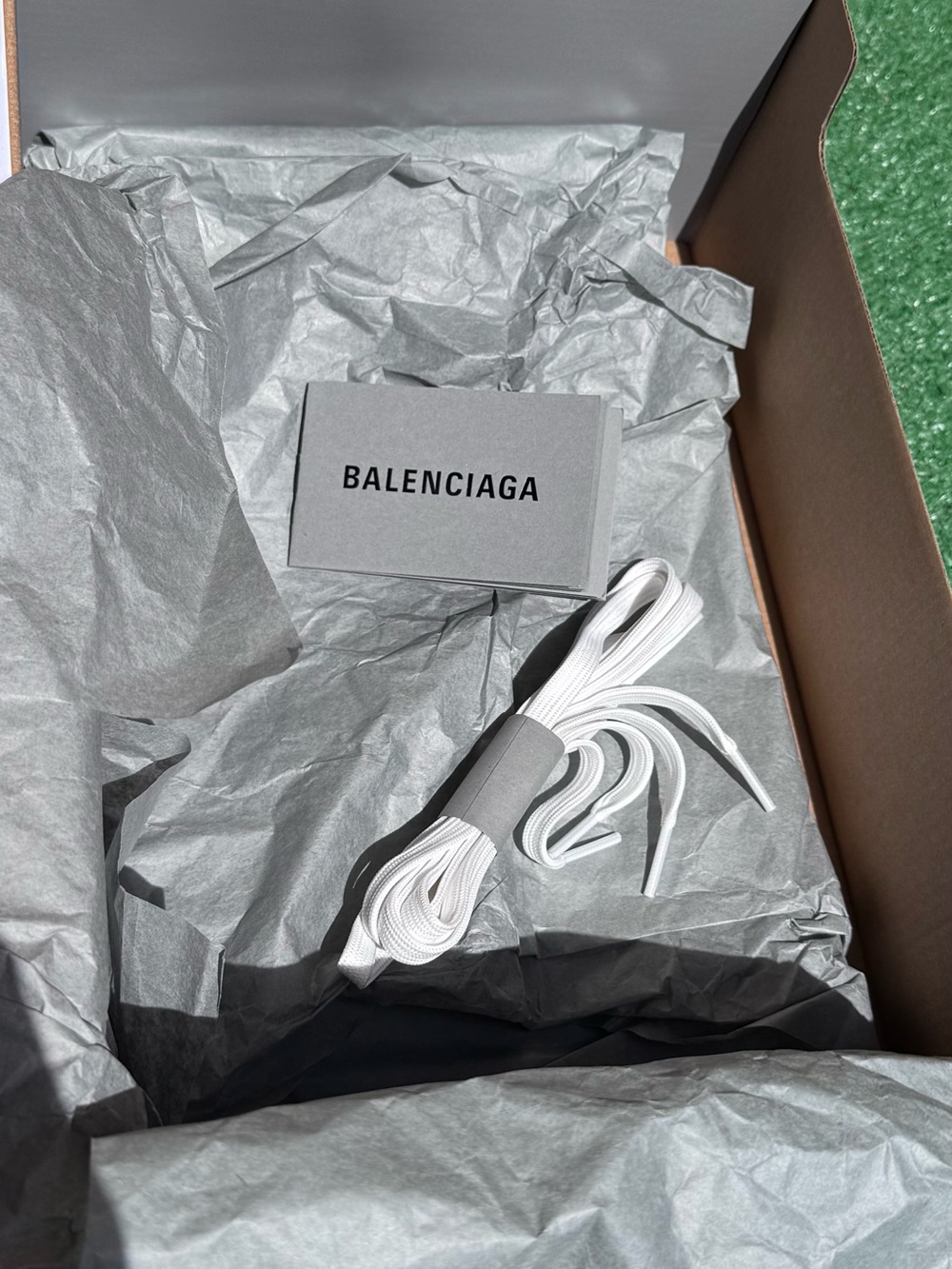 Balenciaga Hamptons Worn Out Sneaker White - Picture 10 of 11
